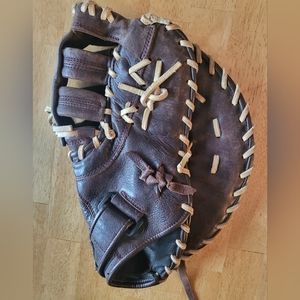 First baseman's glove